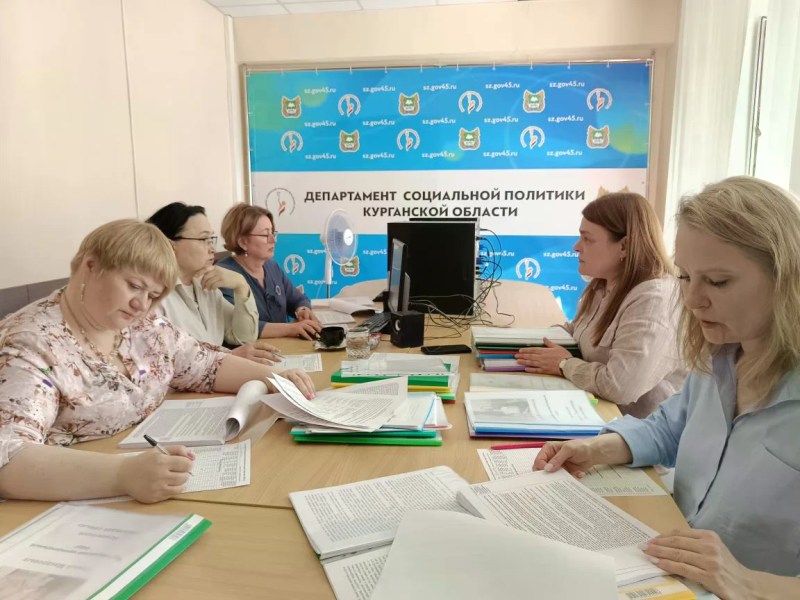 В РАМКАХ РЕГИОНАЛЬНОГО ЭТАПА ВСЕРОССИЙСКОГО КОНКУРСА «СЕМЬЯ ГОДА» РАБОТАЕТ КОНКУРСНАЯ КОМИССИЯ